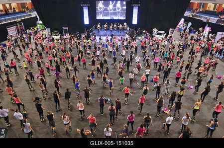 Harmadik alkalommal rendezték meg a debreceni Főnix csarnokban a FŐNIX FITT szabadidő sport rendezvényt, melyre korra, nemre való tekintet nélkül érkeztek a sportolni vágyók! Több szabadidő sportág is képviselte itt magát, és sztár sportolók adták az intuíciókat arra, hogy mit, mennyit és hogyan mozogjon az aki ide ellátogatott, és jó alaposan megizzasztották őket! Sifter Tímea, "Sifi"  fitnesz-, csoportos oktató, mesteredző kangoo jumps edzésén megtöltötték a pástot a "kenguruzni vágyók" !-stock-foto