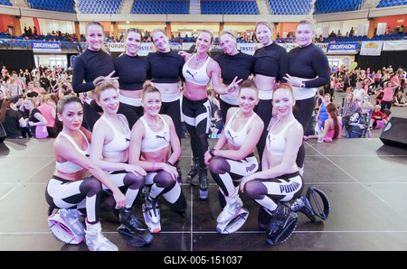 Harmadik alkalommal rendezték meg a debreceni Főnix csarnokban a FŐNIX FITT szabadidő sport rendezvényt, melyre korra, nemre való tekintet nélkül érkeztek a sportolni vágyók! Több szabadidő sportág is képviselte itt magát, és sztár sportolók adták az intuíciókat arra, hogy mit, mennyit és hogyan mozogjon az aki ide ellátogatott, és jó alaposan megizzasztották őket! Sifter Tímea, "Sifi"  fitnesz-, csoportos oktató, mesteredző kangoo jumps edzésén megtöltötték a pástot a "kenguruzni vágyók" !-stock-foto