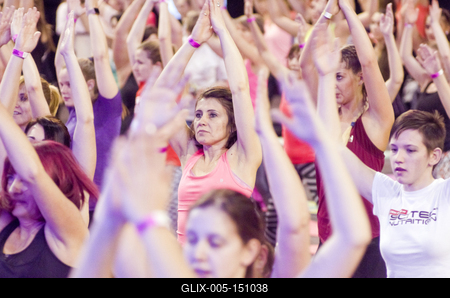 Harmadik alkalommal rendezték meg a debreceni Főnix csarnokban a FŐNIX FITT szabadidő sport rendezvényt, melyre korra, nemre való tekintet nélkül érkeztek a sportolni vágyók! Több szabadidő sportág is képviselte itt magát, és sztár sportolók adták az intuíciókat arra, hogy mit, mennyit és hogyan mozogjon az aki ide ellátogatott, és jó alaposan megizzasztották őket!-stock-foto