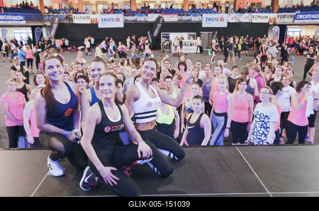 Harmadik alkalommal rendezték meg a debreceni Főnix csarnokban a FŐNIX FITT szabadidő sport rendezvényt, melyre korra, nemre való tekintet nélkül érkeztek a sportolni vágyók! Több szabadidő sportág is képviselte itt magát, és sztár sportolók adták az intuíciókat arra, hogy mit, mennyit és hogyan mozogjon az aki ide ellátogatott, és jó alaposan megizzasztották őket!-stock-foto