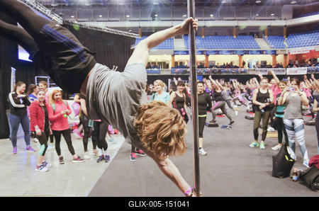 Harmadik alkalommal rendezték meg a debreceni Főnix csarnokban a FŐNIX FITT szabadidő sport rendezvényt, melyre korra, nemre való tekintet nélkül érkeztek a sportolni vágyók! Több szabadidő sportág is képviselte itt magát, és sztár sportolók adták az intuíciókat arra, hogy mit, mennyit és hogyan mozogjon az aki ide ellátogatott, és jó alaposan megizzasztották őket!-stock-foto