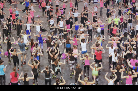 Harmadik alkalommal rendezték meg a debreceni Főnix csarnokban a FŐNIX FITT szabadidő sport rendezvényt, melyre korra, nemre való tekintet nélkül érkeztek a sportolni vágyók! Több szabadidő sportág is képviselte itt magát, és sztár sportolók adták az intuíciókat arra, hogy mit, mennyit és hogyan mozogjon az aki ide ellátogatott, és jó alaposan megizzasztották őket! Sifter Tímea, "Sifi"  fitnesz-, csoportos oktató, mesteredző kangoo jumps edzésén megtöltötték a pástot a "kenguruzni vágyók" !-stock-foto