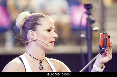 Harmadik alkalommal rendezték meg a debreceni Főnix csarnokban a FŐNIX FITT szabadidő sport rendezvényt, melyre korra, nemre való tekintet nélkül érkeztek a sportolni vágyók! Több szabadidő sportág is képviselte itt magát, és sztár sportolók adták az intuíciókat arra, hogy mit, mennyit és hogyan mozogjon az aki ide ellátogatott, és jó alaposan megizzasztották őket! Sifter Tímea, "Sifi"  fitnesz-, csoportos oktató, mesteredző kangoo jumps edzésén megtöltötték a pástot a "kenguruzni vágyók" !-stock-foto