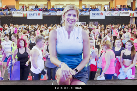 Harmadik alkalommal rendezték meg a debreceni Főnix csarnokban a FŐNIX FITT szabadidő sport rendezvényt, melyre korra, nemre való tekintet nélkül érkeztek a sportolni vágyók! Több szabadidő sportág is képviselte itt magát, és sztár sportolók adták az intuíciókat arra, hogy mit, mennyit és hogyan mozogjon az aki ide ellátogatott, és jó alaposan megizzasztották őket! Béres Alexandra Fitnesz Európa és Világbajnok edzését több százan csinálták végig vele.-stock-foto