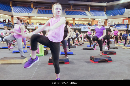 Harmadik alkalommal rendezték meg a debreceni Főnix csarnokban a FŐNIX FITT szabadidő sport rendezvényt, melyre korra, nemre való tekintet nélkül érkeztek a sportolni vágyók! Több szabadidő sportág is képviselte itt magát, és sztár sportolók adták az intuíciókat arra, hogy mit, mennyit és hogyan mozogjon az aki ide ellátogatott, és jó alaposan megizzasztották őket!-stock-foto