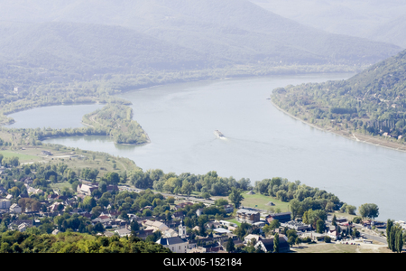A visegrádi vár erődítmény a Dunakanyarban, Visegrád városában. A Visegrádi-hegység magas sziklacsúcsától egészen a Duna partjáig húzódik. A középkorban fontos reprezentatív szerepe volt, hiszen a magyar királyok egyik leggazdagabb palotája állt itt, emellett politikai és hadászati jelentősége sem volt elhanyagolható-stock-foto
