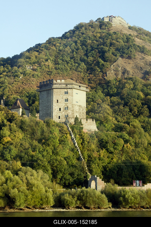 A visegrádi vár erődítmény a Dunakanyarban, Visegrád városában. A Visegrádi-hegység magas sziklacsúcsától egészen a Duna partjáig húzódik. A középkorban fontos reprezentatív szerepe volt, hiszen a magyar királyok egyik leggazdagabb palotája állt itt, emellett politikai és hadászati jelentősége sem volt elhanyagolható-stock-foto
