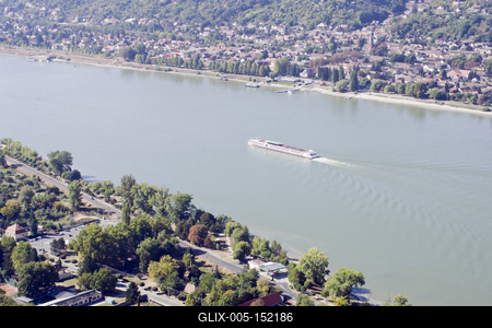 A visegrádi vár erődítmény a Dunakanyarban, Visegrád városában. A Visegrádi-hegység magas sziklacsúcsától egészen a Duna partjáig húzódik. A középkorban fontos reprezentatív szerepe volt, hiszen a magyar királyok egyik leggazdagabb palotája állt itt, emellett politikai és hadászati jelentősége sem volt elhanyagolható-stock-foto