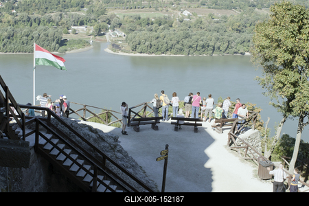 A visegrádi vár erődítmény a Dunakanyarban, Visegrád városában. A Visegrádi-hegység magas sziklacsúcsától egészen a Duna partjáig húzódik. A középkorban fontos reprezentatív szerepe volt, hiszen a magyar királyok egyik leggazdagabb palotája állt itt, emellett politikai és hadászati jelentősége sem volt elhanyagolható-stock-foto