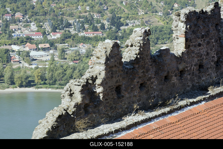 A visegrádi vár erődítmény a Dunakanyarban, Visegrád városában. A Visegrádi-hegység magas sziklacsúcsától egészen a Duna partjáig húzódik. A középkorban fontos reprezentatív szerepe volt, hiszen a magyar királyok egyik leggazdagabb palotája állt itt, emellett politikai és hadászati jelentősége sem volt elhanyagolható-stock-foto