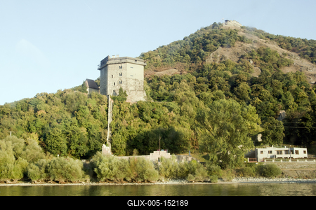 A visegrádi vár erődítmény a Dunakanyarban, Visegrád városában. A Visegrádi-hegység magas sziklacsúcsától egészen a Duna partjáig húzódik. A középkorban fontos reprezentatív szerepe volt, hiszen a magyar királyok egyik leggazdagabb palotája állt itt, emellett politikai és hadászati jelentősége sem volt elhanyagolható-stock-foto