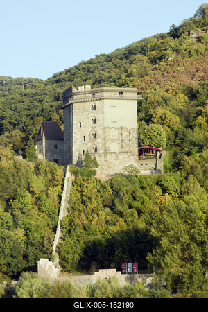 A visegrádi vár erődítmény a Dunakanyarban, Visegrád városában. A Visegrádi-hegység magas sziklacsúcsától egészen a Duna partjáig húzódik. A középkorban fontos reprezentatív szerepe volt, hiszen a magyar királyok egyik leggazdagabb palotája állt itt, emellett politikai és hadászati jelentősége sem volt elhanyagolható-stock-foto