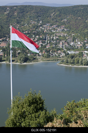 A visegrádi vár erődítmény a Dunakanyarban, Visegrád városában. A Visegrádi-hegység magas sziklacsúcsától egészen a Duna partjáig húzódik. A középkorban fontos reprezentatív szerepe volt, hiszen a magyar királyok egyik leggazdagabb palotája állt itt, emellett politikai és hadászati jelentősége sem volt elhanyagolható-stock-foto