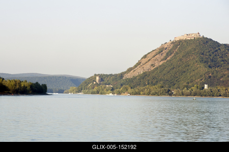 A visegrádi vár erődítmény a Dunakanyarban, Visegrád városában. A Visegrádi-hegység magas sziklacsúcsától egészen a Duna partjáig húzódik. A középkorban fontos reprezentatív szerepe volt, hiszen a magyar királyok egyik leggazdagabb palotája állt itt, emellett politikai és hadászati jelentősége sem volt elhanyagolható-stock-foto