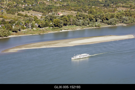 A visegrádi vár erődítmény a Dunakanyarban, Visegrád városában. A Visegrádi-hegység magas sziklacsúcsától egészen a Duna partjáig húzódik. A középkorban fontos reprezentatív szerepe volt, hiszen a magyar királyok egyik leggazdagabb palotája állt itt, emellett politikai és hadászati jelentősége sem volt elhanyagolható-stock-foto