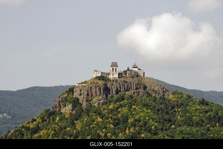 A füzéri vár középkori vár, amely Füzér település közvetlen közelében emelkedő vulkanikus eredetű hegyen áll.-stock-foto