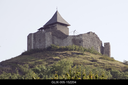 A füzéri vár középkori vár, amely Füzér település közvetlen közelében emelkedő vulkanikus eredetű hegyen áll.-stock-foto