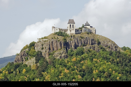 A füzéri vár középkori vár, amely Füzér település közvetlen közelében emelkedő vulkanikus eredetű hegyen áll.-stock-foto