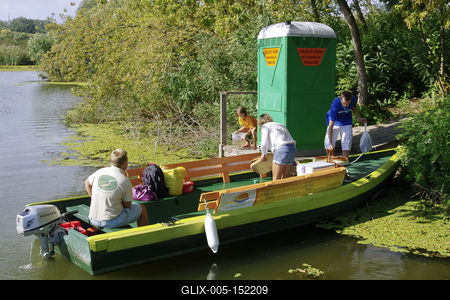 MADÁRBAN GAZDAG TISZATAVI VIZISÉTÁNY ÉS TANÖSVÉNY Poroszlóról Tiszafüred felé tartva a nagy híd előtt a Fűzfa Panziónál kell lekenyarodni és  poroszlói parttól 500 m- re van. Ide a kikőtőből induló motorcsónakokkal visznek be, ha elég látogató összegyűlik, de fél óránál tovább nem kell várni.-stock-foto