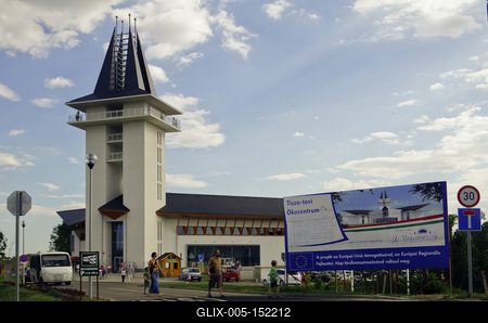 MADÁRBAN GAZDAG TISZATAVI VIZISÉTÁNY ÉS TANÖSVÉNY Poroszlóról Tiszafüred felé tartva a nagy híd előtt a Fűzfa Panziónál kell lekenyarodni és  poroszlói parttól 500 m- re van. Ide a kikőtőből induló motorcsónakokkal visznek be, ha elég látogató összegyűlik, de fél óránál tovább nem kell várni.-stock-foto