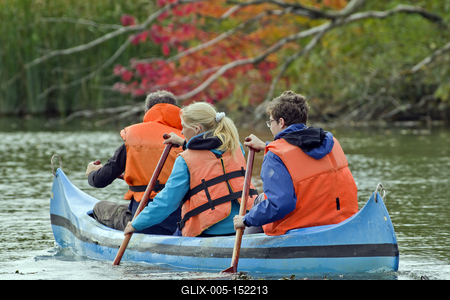 MADÁRBAN GAZDAG TISZATAVI VIZISÉTÁNY ÉS TANÖSVÉNY Poroszlóról Tiszafüred felé tartva a nagy híd előtt a Fűzfa Panziónál kell lekenyarodni és  poroszlói parttól 500 m- re van. Ide a kikőtőből induló motorcsónakokkal visznek be, ha elég látogató összegyűlik, de fél óránál tovább nem kell várni.-stock-foto