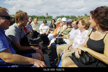 MADÁRBAN GAZDAG TISZATAVI VIZISÉTÁNY ÉS TANÖSVÉNY Poroszlóról Tiszafüred felé tartva a nagy híd előtt a Fűzfa Panziónál kell lekenyarodni és  poroszlói parttól 500 m- re van. Ide a kikőtőből induló motorcsónakokkal visznek be, ha elég látogató összegyűlik, de fél óránál tovább nem kell várni.-stock-foto