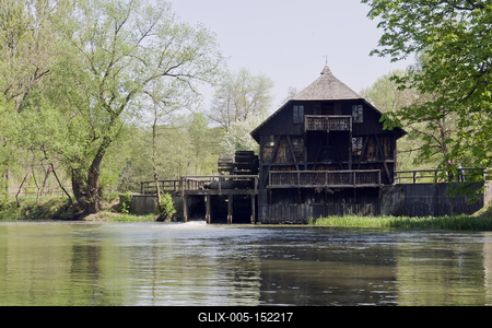 A túristvándi vízimalom a Szabolcs-Szatmár-Bereg megyei Túristvándiban található, a Túr egyik ágán (Öreg-Túr). A műemlék, még működőképes vízimalom ma múzeumként funkcionál és egész évben látogatható-stock-foto