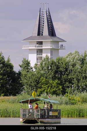 MADÁRBAN GAZDAG TISZATAVI VIZISÉTÁNY ÉS TANÖSVÉNY Poroszlóról Tiszafüred felé tartva a nagy híd előtt a Fűzfa Panziónál kell lekenyarodni és  poroszlói parttól 500 m- re van. Ide a kikőtőből induló motorcsónakokkal visznek be, ha elég látogató összegyűlik, de fél óránál tovább nem kell várni.-stock-foto