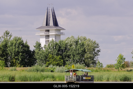 MADÁRBAN GAZDAG TISZATAVI VIZISÉTÁNY ÉS TANÖSVÉNY Poroszlóról Tiszafüred felé tartva a nagy híd előtt a Fűzfa Panziónál kell lekenyarodni és  poroszlói parttól 500 m- re van. Ide a kikőtőből induló motorcsónakokkal visznek be, ha elég látogató összegyűlik, de fél óránál tovább nem kell várni.-stock-foto