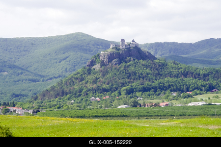A füzéri vár középkori vár, amely Füzér település közvetlen közelében emelkedő vulkanikus eredetű hegyen áll.-stock-foto