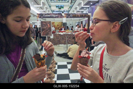 Csokoládé fesztivált rendeztek a debrecenii Fórum bevásárló központban, ahol a Nagytemplom csokoládéból elkészített mását is kiállítótták, melyet elfogyasztottak a látogató vásárlók a rendezvény végeztével.-stock-foto