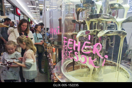 Csokoládé fesztivált rendeztek a debrecenii Fórum bevásárló központban, ahol a Nagytemplom csokoládéból elkészített mását is kiállítótták, melyet elfogyasztottak a látogató vásárlók a rendezvény végeztével.-stock-foto