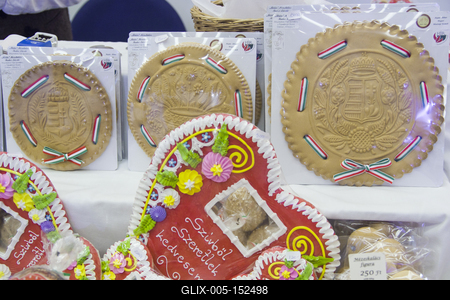 Utazás Kiállítás 22019 Debrecen/HungaryA mézeskalács olyan sütemény, mely változatos alakjával és díszítésével sokféle lehet. Fő hozzávalók a liszt, a méz, a tojás és fűszerek. Készítése komoly hagyományokkal rendelkezik, eredetileg az isteneknek felajánlott eledel, majd emberek közötti ajándék szerepét töltötte be.-stock-foto