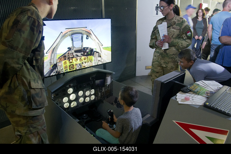 Debrecen Drive néven első alkalommal rendeznek járműipari fesztivált a Nagyerdei Stadionban és környékén május 25-én és 26-án. A szervezők mintegy tizenötezer látogatót várnak. Szombat reggel kapunyitás, és lesz minden, ami gurul.A Campus fesztiválokat is rendező debreceni Campus Nonprofit Kft. újabb nagyrendezvény alapkövét teszi le a Debrecen Drive-val, amely az ország egyik legnagyobb járműipari seregszemléje. A Debrecen Drive méreteirről mindent elárul, hogy a stadionban és környékén nagyobb területet foglal el a rendezvény, mint a nyári Campus fesztivál. A kulturális programokkal kísért Debrecen Drive-on több mint félezer járművet láthat a közönség, a személyautók mellett egyebek mellett versenyautókat, sport- és túramotorokat, honvédségi járműveket, erő- és munkagépeket, de kaszkadőrshow is szórakoztatja az érdeklődőket a kétnapos nagyerdei rendezvényen.A Nagyerdei Stadionban mutatják be a "csúcsragadozókat" (Ferrari, Lamborghini, Porsche, Aston Martin, Maserati), a stadiont körbevéve helyezkednek majd ez a versenyautók, az oldtimerek, a munkagépek, a kamionok, a katonai járművek, a mentők, a tűzoltók és a rendőrség járművei, a tuningautók és más speciális járművek.Egyszerre 250 új személygépkocsit tekinthetnek majd meg az érdeklődők, amire még nem volt példa hazánkban.-stock-foto