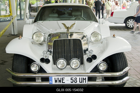 Debrecen Drive néven első alkalommal rendeznek járműipari fesztivált a Nagyerdei Stadionban és környékén május 25-én és 26-án. A szervezők mintegy tizenötezer látogatót várnak. Szombat reggel kapunyitás, és lesz minden, ami gurul.A Campus fesztiválokat is rendező debreceni Campus Nonprofit Kft. újabb nagyrendezvény alapkövét teszi le a Debrecen Drive-val, amely az ország egyik legnagyobb járműipari seregszemléje. A Debrecen Drive méreteirről mindent elárul, hogy a stadionban és környékén nagyobb területet foglal el a rendezvény, mint a nyári Campus fesztivál. A kulturális programokkal kísért Debrecen Drive-on több mint félezer járművet láthat a közönség, a személyautók mellett egyebek mellett versenyautókat, sport- és túramotorokat, honvédségi járműveket, erő- és munkagépeket, de kaszkadőrshow is szórakoztatja az érdeklődőket a kétnapos nagyerdei rendezvényen.A Nagyerdei Stadionban mutatják be a "csúcsragadozókat" (Ferrari, Lamborghini, Porsche, Aston Martin, Maserati), a stadiont körbevéve helyezkednek majd ez a versenyautók, az oldtimerek, a munkagépek, a kamionok, a katonai járművek, a mentők, a tűzoltók és a rendőrség járművei, a tuningautók és más speciális járművek.Egyszerre 250 új személygépkocsit tekinthetnek majd meg az érdeklődők, amire még nem volt példa hazánkban.-stock-foto