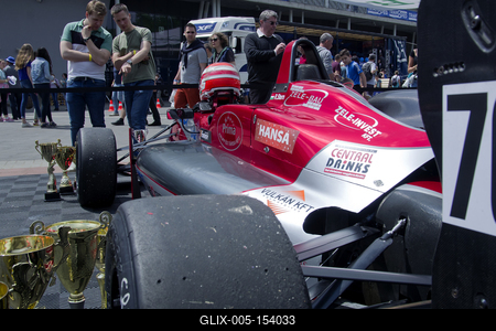 Debrecen Drive néven első alkalommal rendeznek járműipari fesztivált a Nagyerdei Stadionban és környékén május 25-én és 26-án. A szervezők mintegy tizenötezer látogatót várnak. Szombat reggel kapunyitás, és lesz minden, ami gurul.A Campus fesztiválokat is rendező debreceni Campus Nonprofit Kft. újabb nagyrendezvény alapkövét teszi le a Debrecen Drive-val, amely az ország egyik legnagyobb járműipari seregszemléje. A Debrecen Drive méreteirről mindent elárul, hogy a stadionban és környékén nagyobb területet foglal el a rendezvény, mint a nyári Campus fesztivál. A kulturális programokkal kísért Debrecen Drive-on több mint félezer járművet láthat a közönség, a személyautók mellett egyebek mellett versenyautókat, sport- és túramotorokat, honvédségi járműveket, erő- és munkagépeket, de kaszkadőrshow is szórakoztatja az érdeklődőket a kétnapos nagyerdei rendezvényen.A Nagyerdei Stadionban mutatják be a "csúcsragadozókat" (Ferrari, Lamborghini, Porsche, Aston Martin, Maserati), a stadiont körbevéve helyezkednek majd ez a versenyautók, az oldtimerek, a munkagépek, a kamionok, a katonai járművek, a mentők, a tűzoltók és a rendőrség járművei, a tuningautók és más speciális járművek.Egyszerre 250 új személygépkocsit tekinthetnek majd meg az érdeklődők, amire még nem volt példa hazánkban.-stock-foto