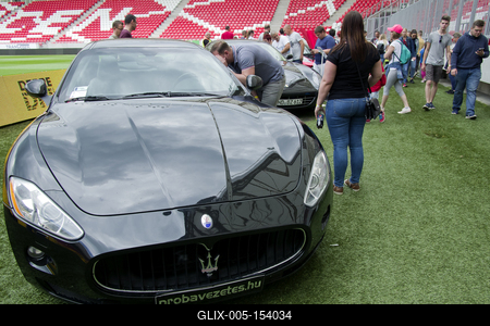 Debrecen Drive néven első alkalommal rendeznek járműipari fesztivált a Nagyerdei Stadionban és környékén május 25-én és 26-án. A szervezők mintegy tizenötezer látogatót várnak. Szombat reggel kapunyitás, és lesz minden, ami gurul.A Campus fesztiválokat is rendező debreceni Campus Nonprofit Kft. újabb nagyrendezvény alapkövét teszi le a Debrecen Drive-val, amely az ország egyik legnagyobb járműipari seregszemléje. A Debrecen Drive méreteirről mindent elárul, hogy a stadionban és környékén nagyobb területet foglal el a rendezvény, mint a nyári Campus fesztivál. A kulturális programokkal kísért Debrecen Drive-on több mint félezer járművet láthat a közönség, a személyautók mellett egyebek mellett versenyautókat, sport- és túramotorokat, honvédségi járműveket, erő- és munkagépeket, de kaszkadőrshow is szórakoztatja az érdeklődőket a kétnapos nagyerdei rendezvényen.A Nagyerdei Stadionban mutatják be a "csúcsragadozókat" (Ferrari, Lamborghini, Porsche, Aston Martin, Maserati), a stadiont körbevéve helyezkednek majd ez a versenyautók, az oldtimerek, a munkagépek, a kamionok, a katonai járművek, a mentők, a tűzoltók és a rendőrség járművei, a tuningautók és más speciális járművek.Egyszerre 250 új személygépkocsit tekinthetnek majd meg az érdeklődők, amire még nem volt példa hazánkban.-stock-foto