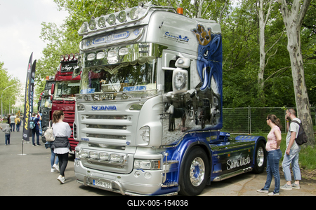 Debrecen Drive néven első alkalommal rendeznek járműipari fesztivált a Nagyerdei Stadionban és környékén május 25-én és 26-án. A szervezők mintegy tizenötezer látogatót várnak. Szombat reggel kapunyitás, és lesz minden, ami gurul.A Campus fesztiválokat is rendező debreceni Campus Nonprofit Kft. újabb nagyrendezvény alapkövét teszi le a Debrecen Drive-val, amely az ország egyik legnagyobb járműipari seregszemléje. A Debrecen Drive méreteirről mindent elárul, hogy a stadionban és környékén nagyobb területet foglal el a rendezvény, mint a nyári Campus fesztivál. A kulturális programokkal kísért Debrecen Drive-on több mint félezer járművet láthat a közönség, a személyautók mellett egyebek mellett versenyautókat, sport- és túramotorokat, honvédségi járműveket, erő- és munkagépeket, de kaszkadőrshow is szórakoztatja az érdeklődőket a kétnapos nagyerdei rendezvényen.A Nagyerdei Stadionban mutatják be a "csúcsragadozókat" (Ferrari, Lamborghini, Porsche, Aston Martin, Maserati), a stadiont körbevéve helyezkednek majd ez a versenyautók, az oldtimerek, a munkagépek, a kamionok, a katonai járművek, a mentők, a tűzoltók és a rendőrség járművei, a tuningautók és más speciális járművek.Egyszerre 250 új személygépkocsit tekinthetnek majd meg az érdeklődők, amire még nem volt példa hazánkban.-stock-foto