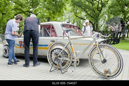 Debrecen Drive néven első alkalommal rendeznek járműipari fesztivált a Nagyerdei Stadionban és környékén május 25-én és 26-án. A szervezők mintegy tizenötezer látogatót várnak. Szombat reggel kapunyitás, és lesz minden, ami gurul.A Campus fesztiválokat is rendező debreceni Campus Nonprofit Kft. újabb nagyrendezvény alapkövét teszi le a Debrecen Drive-val, amely az ország egyik legnagyobb járműipari seregszemléje. A Debrecen Drive méreteirről mindent elárul, hogy a stadionban és környékén nagyobb területet foglal el a rendezvény, mint a nyári Campus fesztivál. A kulturális programokkal kísért Debrecen Drive-on több mint félezer járművet láthat a közönség, a személyautók mellett egyebek mellett versenyautókat, sport- és túramotorokat, honvédségi járműveket, erő- és munkagépeket, de kaszkadőrshow is szórakoztatja az érdeklődőket a kétnapos nagyerdei rendezvényen.A Nagyerdei Stadionban mutatják be a "csúcsragadozókat" (Ferrari, Lamborghini, Porsche, Aston Martin, Maserati), a stadiont körbevéve helyezkednek majd ez a versenyautók, az oldtimerek, a munkagépek, a kamionok, a katonai járművek, a mentők, a tűzoltók és a rendőrség járművei, a tuningautók és más speciális járművek.Egyszerre 250 új személygépkocsit tekinthetnek majd meg az érdeklődők, amire még nem volt példa hazánkban.-stock-foto