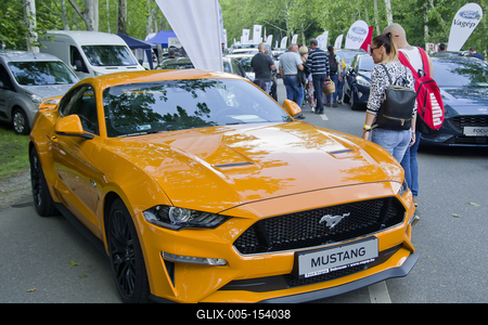 Debrecen Drive néven első alkalommal rendeznek járműipari fesztivált a Nagyerdei Stadionban és környékén május 25-én és 26-án. A szervezők mintegy tizenötezer látogatót várnak. Szombat reggel kapunyitás, és lesz minden, ami gurul.A Campus fesztiválokat is rendező debreceni Campus Nonprofit Kft. újabb nagyrendezvény alapkövét teszi le a Debrecen Drive-val, amely az ország egyik legnagyobb járműipari seregszemléje. A Debrecen Drive méreteirről mindent elárul, hogy a stadionban és környékén nagyobb területet foglal el a rendezvény, mint a nyári Campus fesztivál. A kulturális programokkal kísért Debrecen Drive-on több mint félezer járművet láthat a közönség, a személyautók mellett egyebek mellett versenyautókat, sport- és túramotorokat, honvédségi járműveket, erő- és munkagépeket, de kaszkadőrshow is szórakoztatja az érdeklődőket a kétnapos nagyerdei rendezvényen.A Nagyerdei Stadionban mutatják be a "csúcsragadozókat" (Ferrari, Lamborghini, Porsche, Aston Martin, Maserati), a stadiont körbevéve helyezkednek majd ez a versenyautók, az oldtimerek, a munkagépek, a kamionok, a katonai járművek, a mentők, a tűzoltók és a rendőrség járművei, a tuningautók és más speciális járművek.Egyszerre 250 új személygépkocsit tekinthetnek majd meg az érdeklődők, amire még nem volt példa hazánkban.-stock-foto