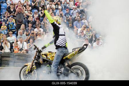 Debrecen Drive néven első alkalommal rendeznek járműipari fesztivált a Nagyerdei Stadionban és környékén május 25-én és 26-án. A szervezők mintegy tizenötezer látogatót várnak. Szombat reggel kapunyitás, és lesz minden, ami gurul.A Campus fesztiválokat is rendező debreceni Campus Nonprofit Kft. újabb nagyrendezvény alapkövét teszi le a Debrecen Drive-val, amely az ország egyik legnagyobb járműipari seregszemléje. A Debrecen Drive méreteirről mindent elárul, hogy a stadionban és környékén nagyobb területet foglal el a rendezvény, mint a nyári Campus fesztivál. A kulturális programokkal kísért Debrecen Drive-on több mint félezer járművet láthat a közönség, a személyautók mellett egyebek mellett versenyautókat, sport- és túramotorokat, honvédségi járműveket, erő- és munkagépeket, de kaszkadőrshow is szórakoztatja az érdeklődőket a kétnapos nagyerdei rendezvényen.A Nagyerdei Stadionban mutatják be a "csúcsragadozókat" (Ferrari, Lamborghini, Porsche, Aston Martin, Maserati), a stadiont körbevéve helyezkednek majd ez a versenyautók, az oldtimerek, a munkagépek, a kamionok, a katonai járművek, a mentők, a tűzoltók és a rendőrség járművei, a tuningautók és más speciális járművek.Egyszerre 250 új személygépkocsit tekinthetnek majd meg az érdeklődők, amire még nem volt példa hazánkban.-stock-foto