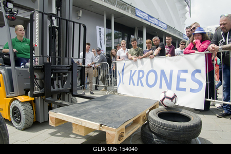 Debrecen Drive néven első alkalommal rendeznek járműipari fesztivált a Nagyerdei Stadionban és környékén május 25-én és 26-án. A szervezők mintegy tizenötezer látogatót várnak. Szombat reggel kapunyitás, és lesz minden, ami gurul.A Campus fesztiválokat is rendező debreceni Campus Nonprofit Kft. újabb nagyrendezvény alapkövét teszi le a Debrecen Drive-val, amely az ország egyik legnagyobb járműipari seregszemléje. A Debrecen Drive méreteirről mindent elárul, hogy a stadionban és környékén nagyobb területet foglal el a rendezvény, mint a nyári Campus fesztivál. A kulturális programokkal kísért Debrecen Drive-on több mint félezer járművet láthat a közönség, a személyautók mellett egyebek mellett versenyautókat, sport- és túramotorokat, honvédségi járműveket, erő- és munkagépeket, de kaszkadőrshow is szórakoztatja az érdeklődőket a kétnapos nagyerdei rendezvényen.A Nagyerdei Stadionban mutatják be a "csúcsragadozókat" (Ferrari, Lamborghini, Porsche, Aston Martin, Maserati), a stadiont körbevéve helyezkednek majd ez a versenyautók, az oldtimerek, a munkagépek, a kamionok, a katonai járművek, a mentők, a tűzoltók és a rendőrség járművei, a tuningautók és más speciális járművek.Egyszerre 250 új személygépkocsit tekinthetnek majd meg az érdeklődők, amire még nem volt példa hazánkban.-stock-foto