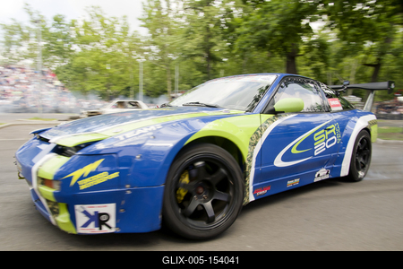 Debrecen Drive néven első alkalommal rendeznek járműipari fesztivált a Nagyerdei Stadionban és környékén május 25-én és 26-án. A szervezők mintegy tizenötezer látogatót várnak. Szombat reggel kapunyitás, és lesz minden, ami gurul.A Campus fesztiválokat is rendező debreceni Campus Nonprofit Kft. újabb nagyrendezvény alapkövét teszi le a Debrecen Drive-val, amely az ország egyik legnagyobb járműipari seregszemléje. A Debrecen Drive méreteirről mindent elárul, hogy a stadionban és környékén nagyobb területet foglal el a rendezvény, mint a nyári Campus fesztivál. A kulturális programokkal kísért Debrecen Drive-on több mint félezer járművet láthat a közönség, a személyautók mellett egyebek mellett versenyautókat, sport- és túramotorokat, honvédségi járműveket, erő- és munkagépeket, de kaszkadőrshow is szórakoztatja az érdeklődőket a kétnapos nagyerdei rendezvényen.A Nagyerdei Stadionban mutatják be a "csúcsragadozókat" (Ferrari, Lamborghini, Porsche, Aston Martin, Maserati), a stadiont körbevéve helyezkednek majd ez a versenyautók, az oldtimerek, a munkagépek, a kamionok, a katonai járművek, a mentők, a tűzoltók és a rendőrség járművei, a tuningautók és más speciális járművek.Egyszerre 250 új személygépkocsit tekinthetnek majd meg az érdeklődők, amire még nem volt példa hazánkban.-stock-foto