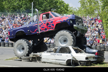 Debrecen Drive néven első alkalommal rendeznek járműipari fesztivált a Nagyerdei Stadionban és környékén május 25-én és 26-án. A szervezők mintegy tizenötezer látogatót várnak. Szombat reggel kapunyitás, és lesz minden, ami gurul.A Campus fesztiválokat is rendező debreceni Campus Nonprofit Kft. újabb nagyrendezvény alapkövét teszi le a Debrecen Drive-val, amely az ország egyik legnagyobb járműipari seregszemléje. A Debrecen Drive méreteirről mindent elárul, hogy a stadionban és környékén nagyobb területet foglal el a rendezvény, mint a nyári Campus fesztivál. A kulturális programokkal kísért Debrecen Drive-on több mint félezer járművet láthat a közönség, a személyautók mellett egyebek mellett versenyautókat, sport- és túramotorokat, honvédségi járműveket, erő- és munkagépeket, de kaszkadőrshow is szórakoztatja az érdeklődőket a kétnapos nagyerdei rendezvényen.A Nagyerdei Stadionban mutatják be a "csúcsragadozókat" (Ferrari, Lamborghini, Porsche, Aston Martin, Maserati), a stadiont körbevéve helyezkednek majd ez a versenyautók, az oldtimerek, a munkagépek, a kamionok, a katonai járművek, a mentők, a tűzoltók és a rendőrség járművei, a tuningautók és más speciális járművek.Egyszerre 250 új személygépkocsit tekinthetnek majd meg az érdeklődők, amire még nem volt példa hazánkban.-stock-foto