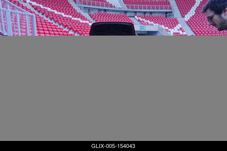 Debrecen Drive néven első alkalommal rendeznek járműipari fesztivált a Nagyerdei Stadionban és környékén május 25-én és 26-án. A szervezők mintegy tizenötezer látogatót várnak. Szombat reggel kapunyitás, és lesz minden, ami gurul.A Campus fesztiválokat is rendező debreceni Campus Nonprofit Kft. újabb nagyrendezvény alapkövét teszi le a Debrecen Drive-val, amely az ország egyik legnagyobb járműipari seregszemléje. A Debrecen Drive méreteirről mindent elárul, hogy a stadionban és környékén nagyobb területet foglal el a rendezvény, mint a nyári Campus fesztivál. A kulturális programokkal kísért Debrecen Drive-on több mint félezer járművet láthat a közönség, a személyautók mellett egyebek mellett versenyautókat, sport- és túramotorokat, honvédségi járműveket, erő- és munkagépeket, de kaszkadőrshow is szórakoztatja az érdeklődőket a kétnapos nagyerdei rendezvényen.A Nagyerdei Stadionban mutatják be a "csúcsragadozókat" (Ferrari, Lamborghini, Porsche, Aston Martin, Maserati), a stadiont körbevéve helyezkednek majd ez a versenyautók, az oldtimerek, a munkagépek, a kamionok, a katonai járművek, a mentők, a tűzoltók és a rendőrség járművei, a tuningautók és más speciális járművek.Egyszerre 250 új személygépkocsit tekinthetnek majd meg az érdeklődők, amire még nem volt példa hazánkban.-stock-foto