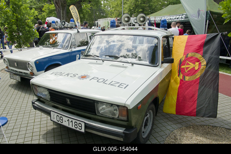 Debrecen Drive néven első alkalommal rendeznek járműipari fesztivált a Nagyerdei Stadionban és környékén május 25-én és 26-án. A szervezők mintegy tizenötezer látogatót várnak. Szombat reggel kapunyitás, és lesz minden, ami gurul.A Campus fesztiválokat is rendező debreceni Campus Nonprofit Kft. újabb nagyrendezvény alapkövét teszi le a Debrecen Drive-val, amely az ország egyik legnagyobb járműipari seregszemléje. A Debrecen Drive méreteirről mindent elárul, hogy a stadionban és környékén nagyobb területet foglal el a rendezvény, mint a nyári Campus fesztivál. A kulturális programokkal kísért Debrecen Drive-on több mint félezer járművet láthat a közönség, a személyautók mellett egyebek mellett versenyautókat, sport- és túramotorokat, honvédségi járműveket, erő- és munkagépeket, de kaszkadőrshow is szórakoztatja az érdeklődőket a kétnapos nagyerdei rendezvényen.A Nagyerdei Stadionban mutatják be a "csúcsragadozókat" (Ferrari, Lamborghini, Porsche, Aston Martin, Maserati), a stadiont körbevéve helyezkednek majd ez a versenyautók, az oldtimerek, a munkagépek, a kamionok, a katonai járművek, a mentők, a tűzoltók és a rendőrség járművei, a tuningautók és más speciális járművek.Egyszerre 250 új személygépkocsit tekinthetnek majd meg az érdeklődők, amire még nem volt példa hazánkban.-stock-foto