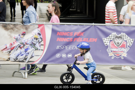Debrecen Drive néven első alkalommal rendeznek járműipari fesztivált a Nagyerdei Stadionban és környékén május 25-én és 26-án. A szervezők mintegy tizenötezer látogatót várnak. Szombat reggel kapunyitás, és lesz minden, ami gurul.A Campus fesztiválokat is rendező debreceni Campus Nonprofit Kft. újabb nagyrendezvény alapkövét teszi le a Debrecen Drive-val, amely az ország egyik legnagyobb járműipari seregszemléje. A Debrecen Drive méreteirről mindent elárul, hogy a stadionban és környékén nagyobb területet foglal el a rendezvény, mint a nyári Campus fesztivál. A kulturális programokkal kísért Debrecen Drive-on több mint félezer járművet láthat a közönség, a személyautók mellett egyebek mellett versenyautókat, sport- és túramotorokat, honvédségi járműveket, erő- és munkagépeket, de kaszkadőrshow is szórakoztatja az érdeklődőket a kétnapos nagyerdei rendezvényen.A Nagyerdei Stadionban mutatják be a "csúcsragadozókat" (Ferrari, Lamborghini, Porsche, Aston Martin, Maserati), a stadiont körbevéve helyezkednek majd ez a versenyautók, az oldtimerek, a munkagépek, a kamionok, a katonai járművek, a mentők, a tűzoltók és a rendőrség járművei, a tuningautók és más speciális járművek.Egyszerre 250 új személygépkocsit tekinthetnek majd meg az érdeklődők, amire még nem volt példa hazánkban.-stock-foto