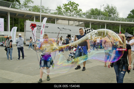 Debrecen Drive néven első alkalommal rendeznek járműipari fesztivált a Nagyerdei Stadionban és környékén május 25-én és 26-án. A szervezők mintegy tizenötezer látogatót várnak. Szombat reggel kapunyitás, és lesz minden, ami gurul.A Campus fesztiválokat is rendező debreceni Campus Nonprofit Kft. újabb nagyrendezvény alapkövét teszi le a Debrecen Drive-val, amely az ország egyik legnagyobb járműipari seregszemléje. A Debrecen Drive méreteirről mindent elárul, hogy a stadionban és környékén nagyobb területet foglal el a rendezvény, mint a nyári Campus fesztivál. A kulturális programokkal kísért Debrecen Drive-on több mint félezer járművet láthat a közönség, a személyautók mellett egyebek mellett versenyautókat, sport- és túramotorokat, honvédségi járműveket, erő- és munkagépeket, de kaszkadőrshow is szórakoztatja az érdeklődőket a kétnapos nagyerdei rendezvényen.A Nagyerdei Stadionban mutatják be a "csúcsragadozókat" (Ferrari, Lamborghini, Porsche, Aston Martin, Maserati), a stadiont körbevéve helyezkednek majd ez a versenyautók, az oldtimerek, a munkagépek, a kamionok, a katonai járművek, a mentők, a tűzoltók és a rendőrség járművei, a tuningautók és más speciális járművek.Egyszerre 250 új személygépkocsit tekinthetnek majd meg az érdeklődők, amire még nem volt példa hazánkban.-stock-foto