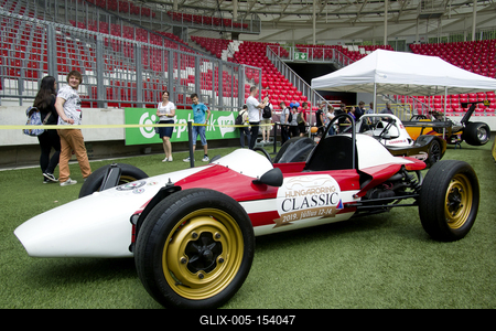 Debrecen Drive néven első alkalommal rendeznek járműipari fesztivált a Nagyerdei Stadionban és környékén május 25-én és 26-án. A szervezők mintegy tizenötezer látogatót várnak. Szombat reggel kapunyitás, és lesz minden, ami gurul.A Campus fesztiválokat is rendező debreceni Campus Nonprofit Kft. újabb nagyrendezvény alapkövét teszi le a Debrecen Drive-val, amely az ország egyik legnagyobb járműipari seregszemléje. A Debrecen Drive méreteirről mindent elárul, hogy a stadionban és környékén nagyobb területet foglal el a rendezvény, mint a nyári Campus fesztivál. A kulturális programokkal kísért Debrecen Drive-on több mint félezer járművet láthat a közönség, a személyautók mellett egyebek mellett versenyautókat, sport- és túramotorokat, honvédségi járműveket, erő- és munkagépeket, de kaszkadőrshow is szórakoztatja az érdeklődőket a kétnapos nagyerdei rendezvényen.A Nagyerdei Stadionban mutatják be a "csúcsragadozókat" (Ferrari, Lamborghini, Porsche, Aston Martin, Maserati), a stadiont körbevéve helyezkednek majd ez a versenyautók, az oldtimerek, a munkagépek, a kamionok, a katonai járművek, a mentők, a tűzoltók és a rendőrség járművei, a tuningautók és más speciális járművek.Egyszerre 250 új személygépkocsit tekinthetnek majd meg az érdeklődők, amire még nem volt példa hazánkban.-stock-foto