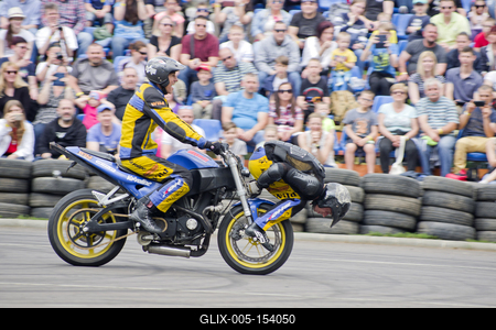 Debrecen Drive néven első alkalommal rendeznek járműipari fesztivált a Nagyerdei Stadionban és környékén május 25-én és 26-án. A szervezők mintegy tizenötezer látogatót várnak. Szombat reggel kapunyitás, és lesz minden, ami gurul.A Campus fesztiválokat is rendező debreceni Campus Nonprofit Kft. újabb nagyrendezvény alapkövét teszi le a Debrecen Drive-val, amely az ország egyik legnagyobb járműipari seregszemléje. A Debrecen Drive méreteirről mindent elárul, hogy a stadionban és környékén nagyobb területet foglal el a rendezvény, mint a nyári Campus fesztivál. A kulturális programokkal kísért Debrecen Drive-on több mint félezer járművet láthat a közönség, a személyautók mellett egyebek mellett versenyautókat, sport- és túramotorokat, honvédségi járműveket, erő- és munkagépeket, de kaszkadőrshow is szórakoztatja az érdeklődőket a kétnapos nagyerdei rendezvényen.A Nagyerdei Stadionban mutatják be a "csúcsragadozókat" (Ferrari, Lamborghini, Porsche, Aston Martin, Maserati), a stadiont körbevéve helyezkednek majd ez a versenyautók, az oldtimerek, a munkagépek, a kamionok, a katonai járművek, a mentők, a tűzoltók és a rendőrség járművei, a tuningautók és más speciális járművek.Egyszerre 250 új személygépkocsit tekinthetnek majd meg az érdeklődők, amire még nem volt példa hazánkban.-stock-foto